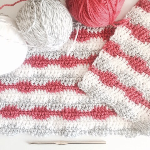 Interblocking stitch blanket 