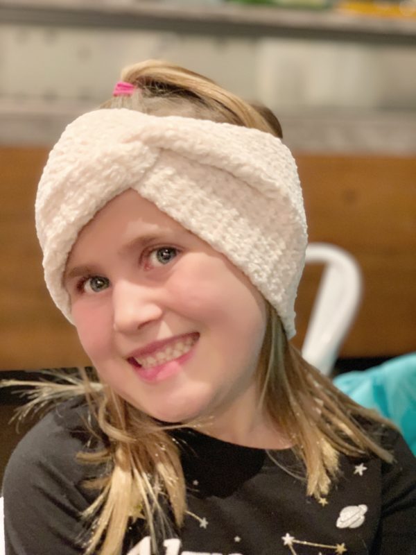 girl wearing velvet twist headband