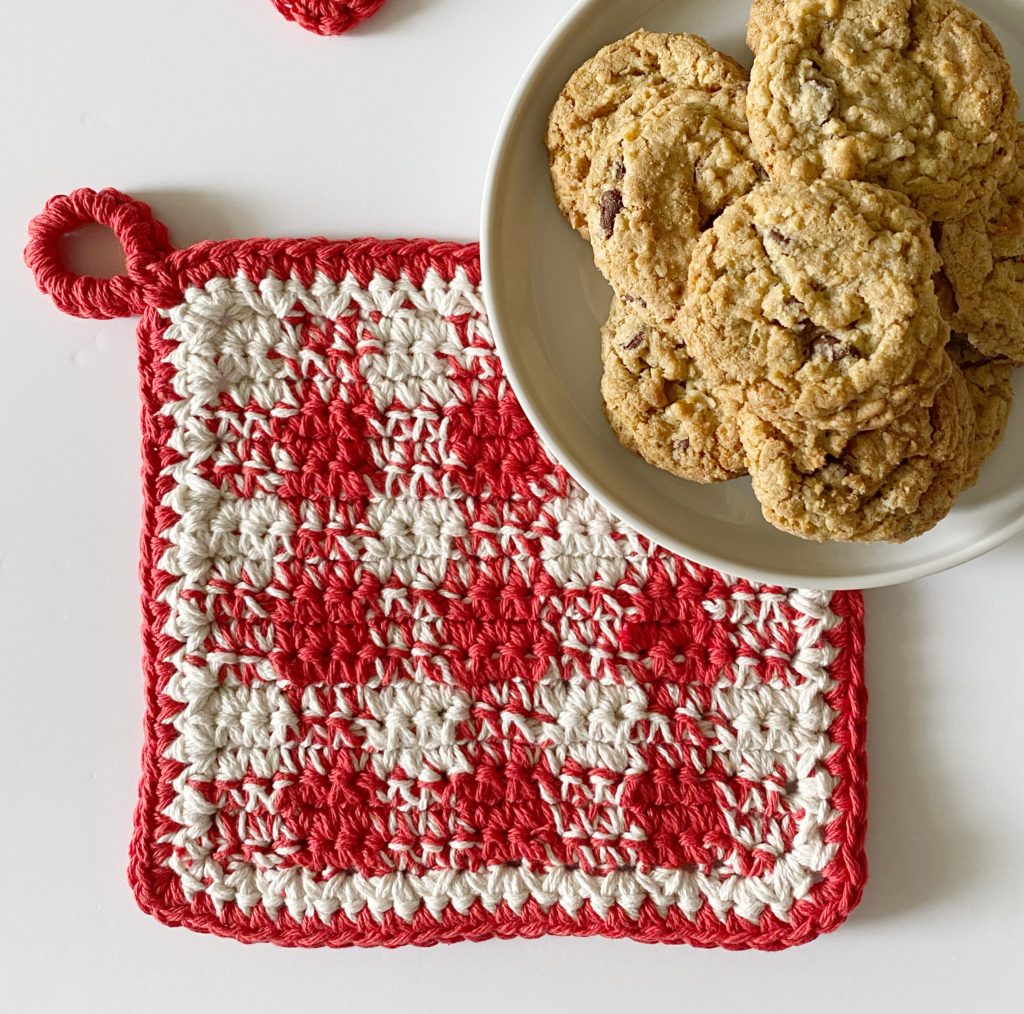 crochet gingham hot pad with cookies